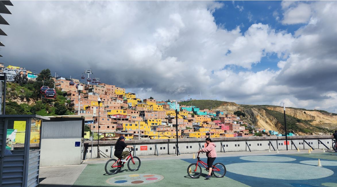 Participants learn to ride bikes at the manzana in Manitas in Cuidad Bolívar 